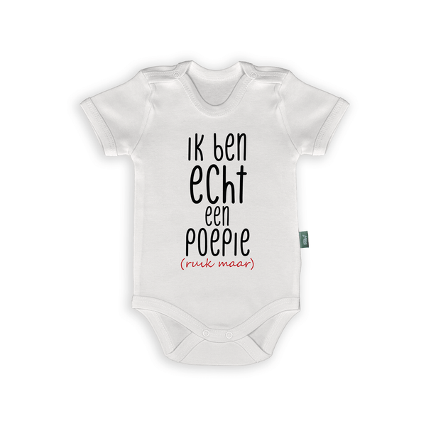 Witte babyromper met tekst 'Ik ben echt een poepie (ruik maar)' voor een grappig kraamcadeau.