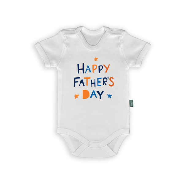 Witte babyromper met de tekst 'Happy Father's Day' in vrolijke kleuren, perfect als cadeau voor vaderdag.