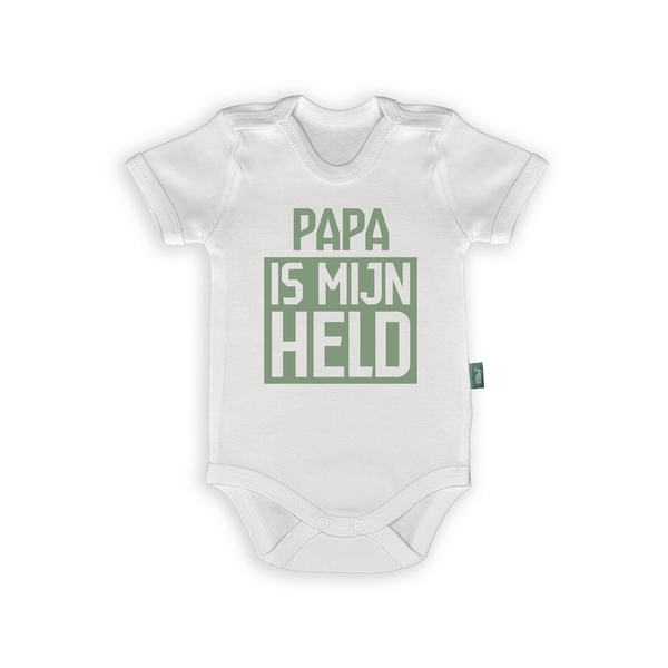 Witte baby romper met teksten ‘Papa is mijn held’ in groene letters, ideaal als origineel Vaderdag cadeau.
