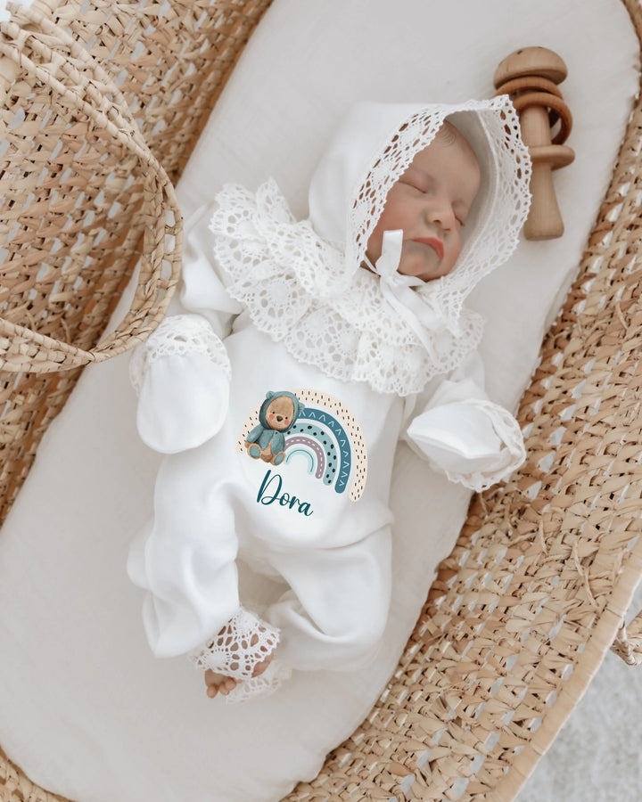 Luxe babykleding voor meisjes, geboortepakje met regenboog en kant, geschikt als persoonlijk kraamcadeau.