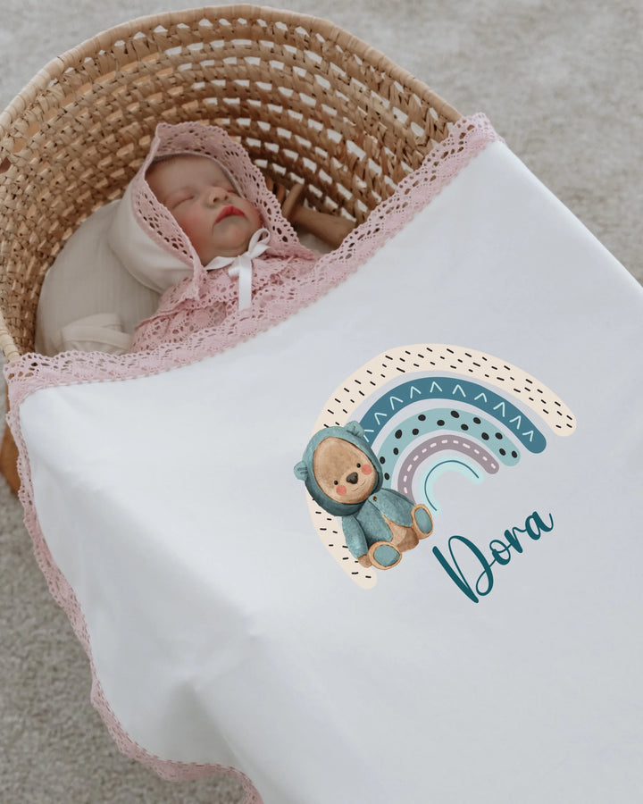 Luxe geboortepakje voor meisjes met kleurrijke regenboogprint en teddybeer, perfect als kraamcadeau.
