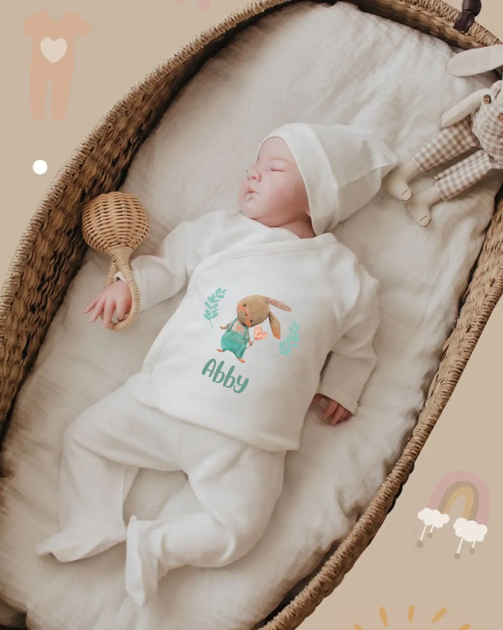 Gepersonaliseerde babykleding set met konijn en naam Abby, gemaakt van 100% biologisch katoen.