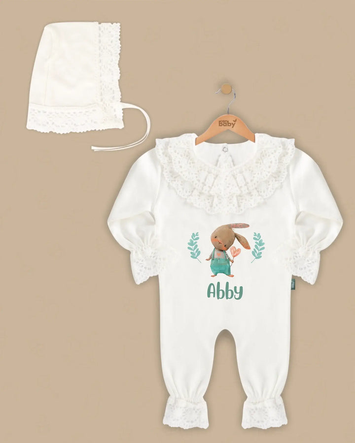 Stijlvol 2-delige baby set met kanten details en schattige konijnillustratie, inclusief hoofddeksel en naam Abby.
