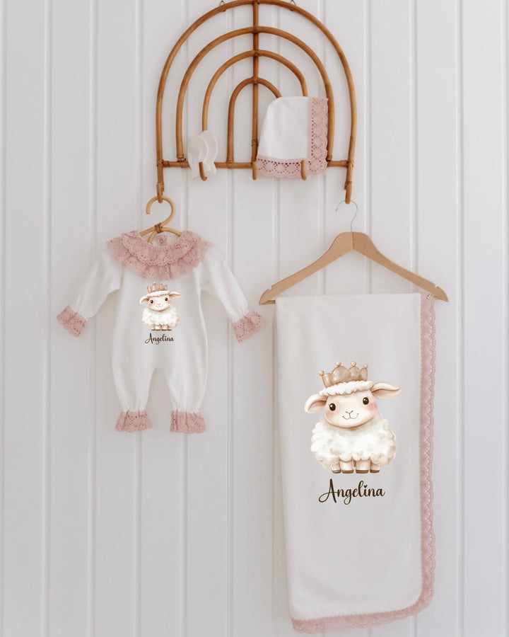 Lammeren 4-delige newborn kledingset met lammetjesdesign en naam voor meisjes, inclusief romper en dekentje.
