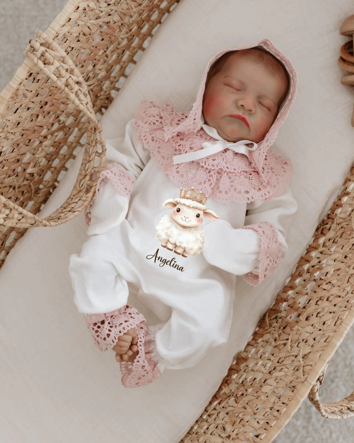Lammeren newborn clothing set for girls with lace design, featuring an adorable lamb illustration and personalized name.