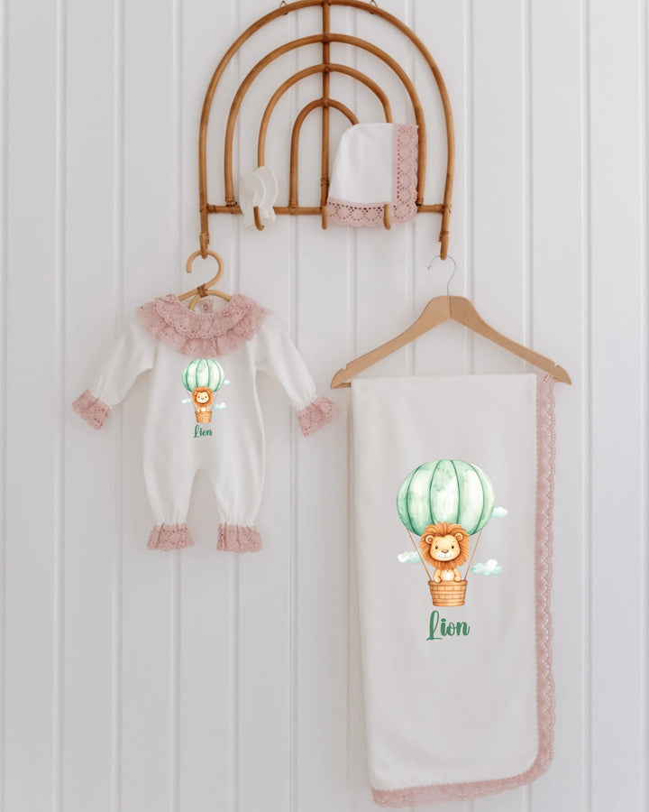 Leeuwen babypakje set van 4 met kant en mutsje, inclusief schattige leeuw in luchtballon print.