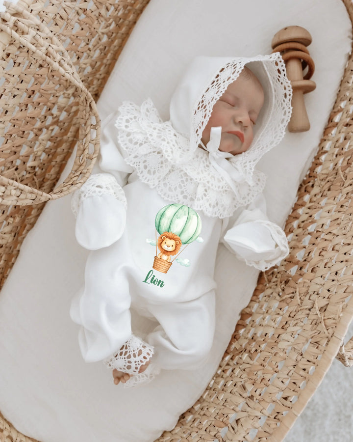 Leeuwen babypakje met kant en leeuw in luchtballon, perfect geboortepakje voor babymeisje.