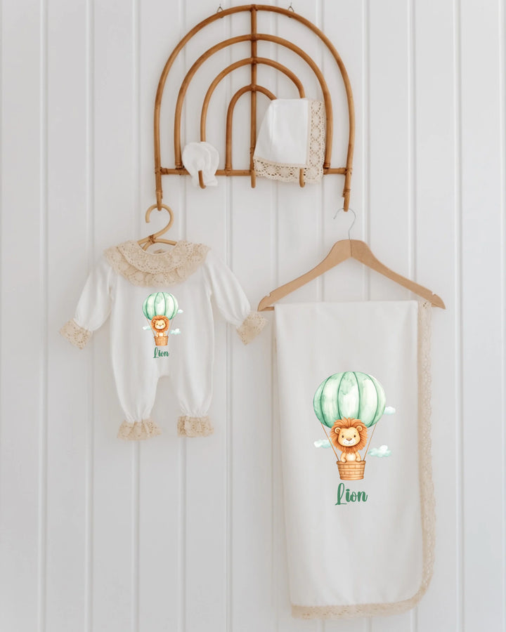 Leeuwen babypakje met luchtballon ontwerp, kantdetails en mutsje, 4-delige set voor babymeisje.