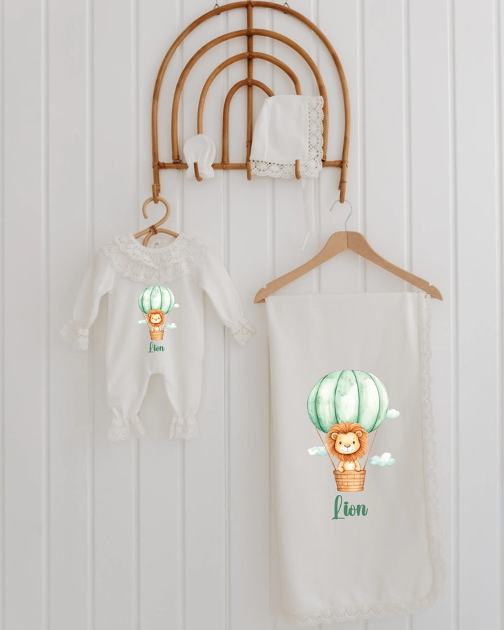Leeuwen babypakje voor meisjes met kantdetails en leeuwtjes in luchtballon, set van 4 met mutsje.