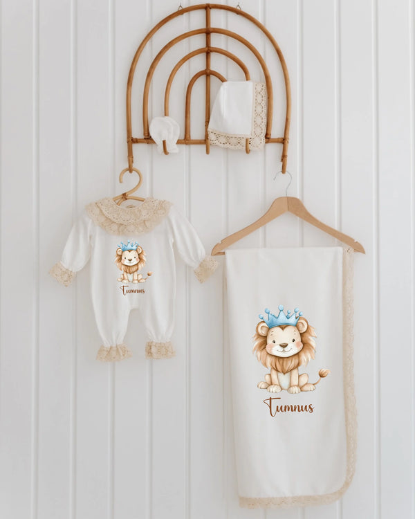 Leeuwen newborn set featuring romper, blanket, and hat with lion design for cute baby gift.