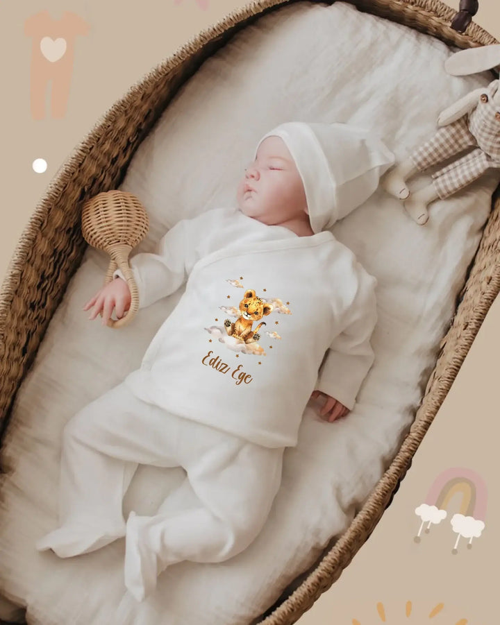 Slaapbaby in zachte, biologisch katoenen outfit met leeuwtje print, perfect voor comfort en stijl.