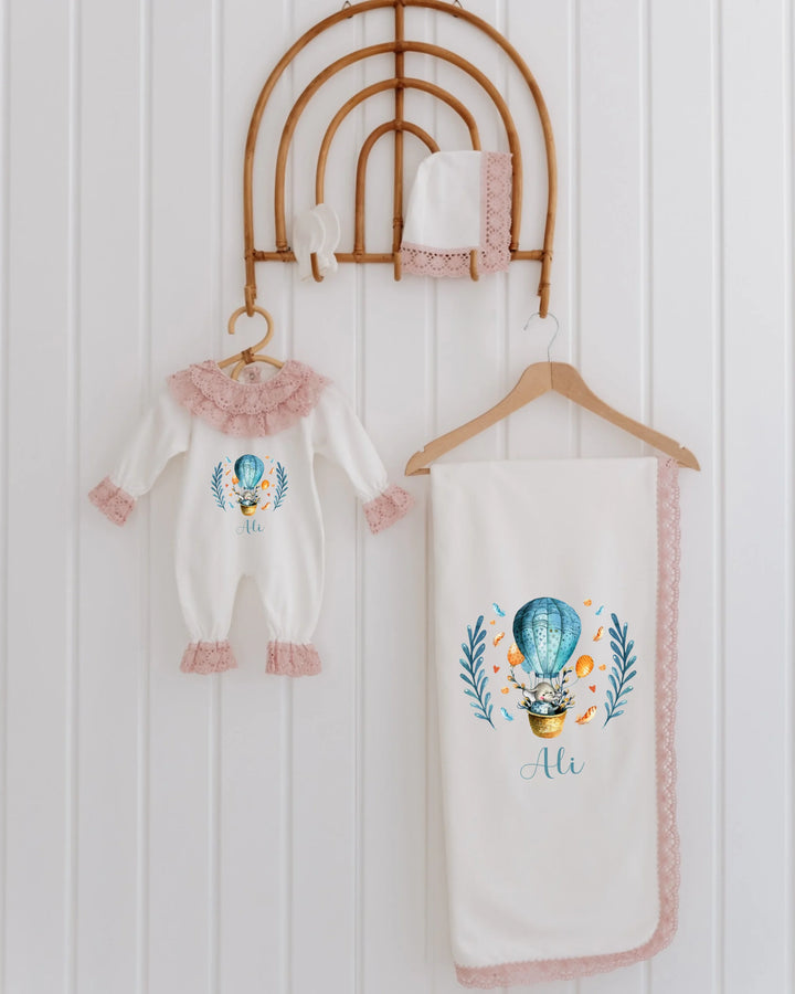 Gepersonaliseerde babykledingset met luchtballonprint, mutsje, romper en dekentje voor meisjes.