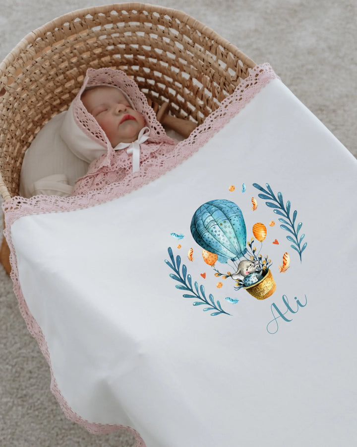 Gepersonaliseerde babydeken met luchtballonontwerp en naam Ali, perfect als geboortecadeau voor meisjes.