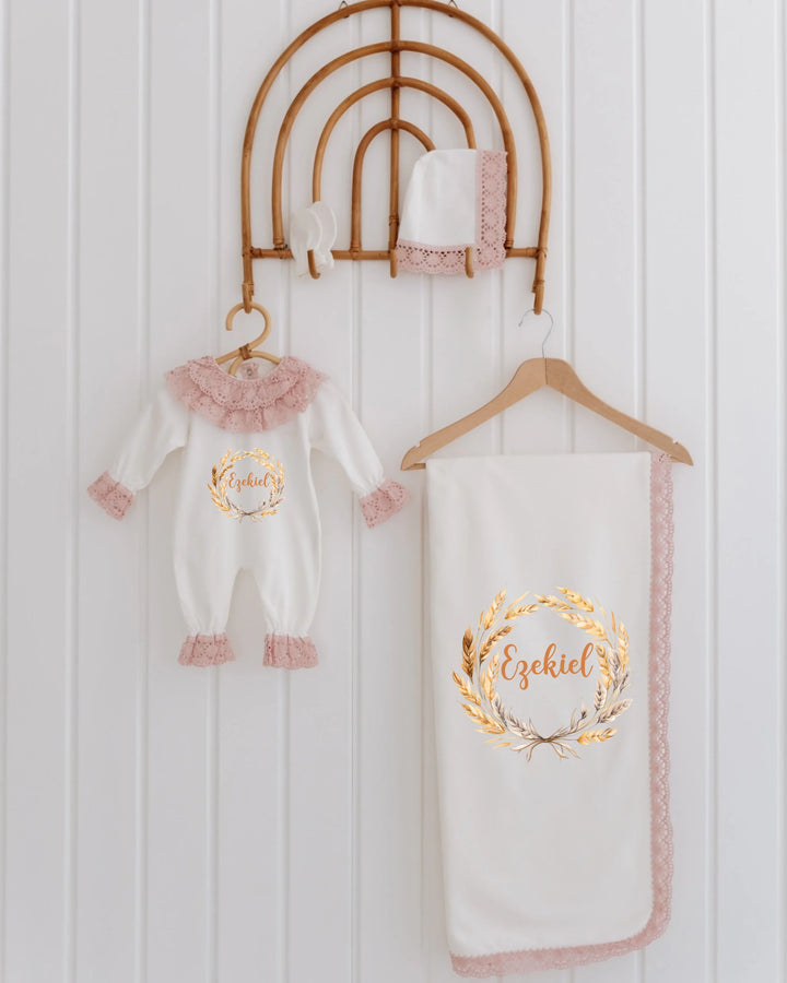 4-delige geboorteset voor meisjes met kant, romper, mutsje, dekentje en wantjes in wit en roze.