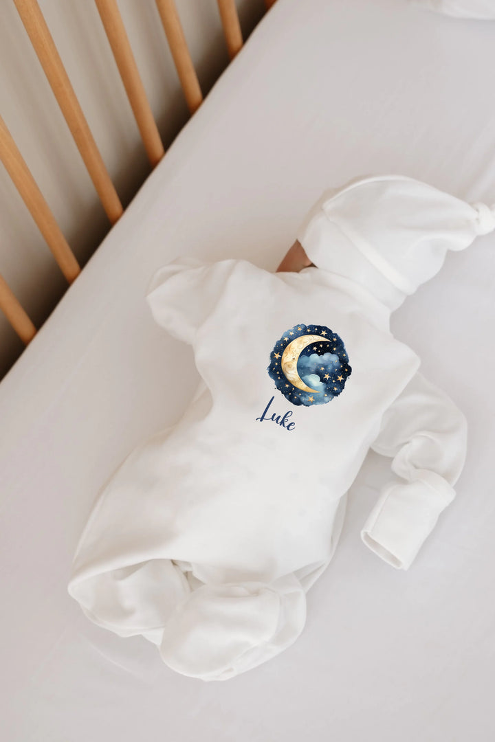 Witte baby boxpakje met maan en sterren, gepersonaliseerd voor pasgeborene, perfect als kraamcadeau.