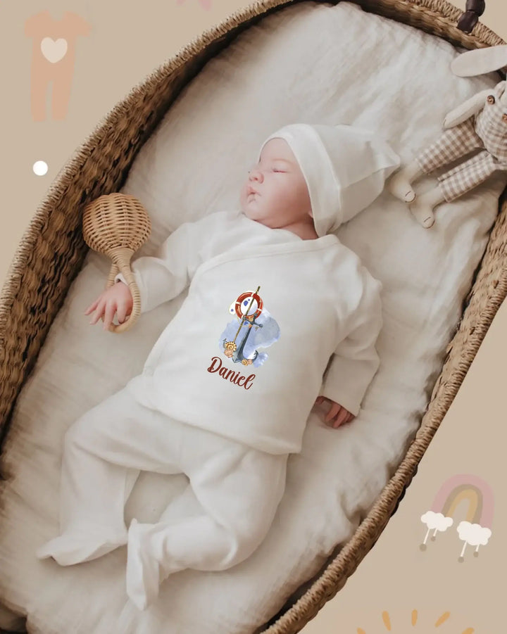 Snoezige baby in gepersonaliseerde babykleding, uren van comfort in biologisch katoen, perfect voor elke gelegenheid.