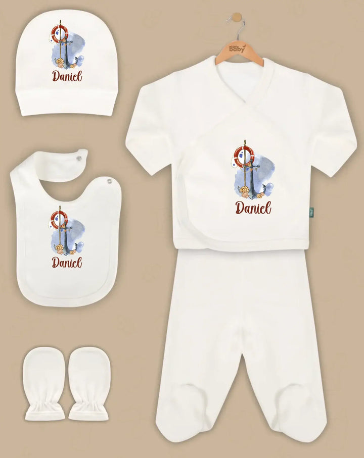 Gepersonaliseerde babykledingset met overslagtruitje, pyjamabroek, muts, slab en handschoentjes in wit met naam.