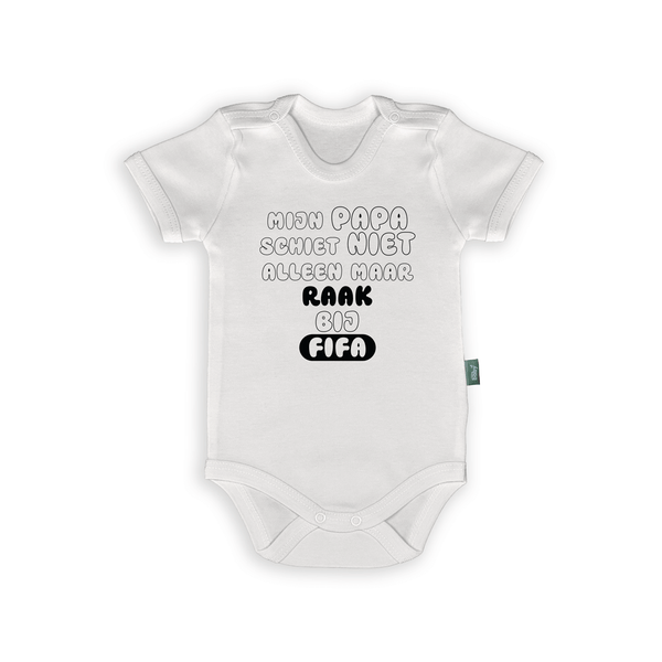 Witte baby romper met de tekst 'Mijn papa schiet niet alleen maar raak bij FIFA' voor gamer vaders.