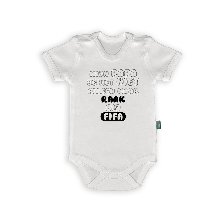 Witte baby romper met de tekst 'Mijn papa schiet niet alleen maar raak bij FIFA' voor gamer vaders.
