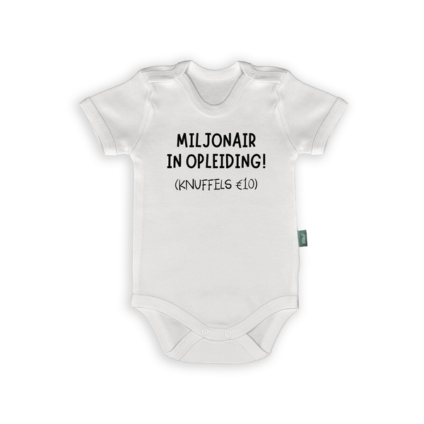 Witte baby romper met tekst 'Miljonair in Opleiding! (Knuffels €10)' voor grappige cadeau-ideeën.