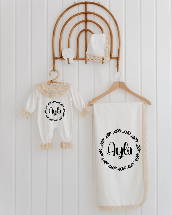 Minimalistische newborn set voor meisjes met kantdetails, gepersonaliseerd met de naam Ayla.