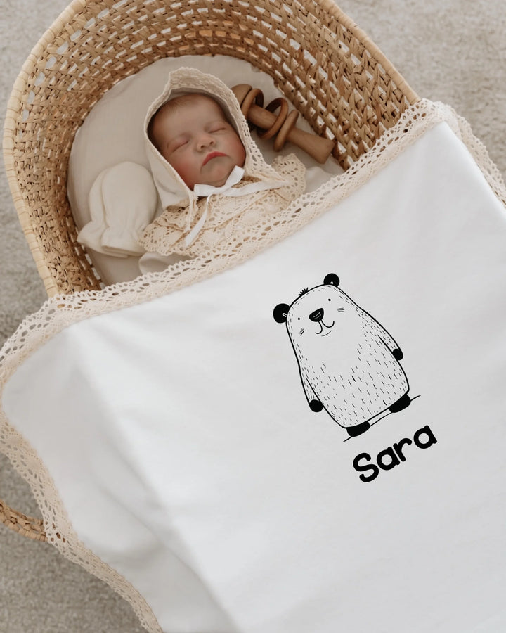 Minimalistische newborn set met panda illustratie en naam 'Sara' op een fraai dekentje voor meisjes