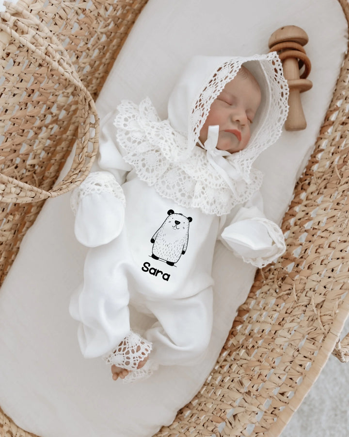 Minimalistische newborn set met dierenillustratie en kant, naam 'Sara' op het rompertje