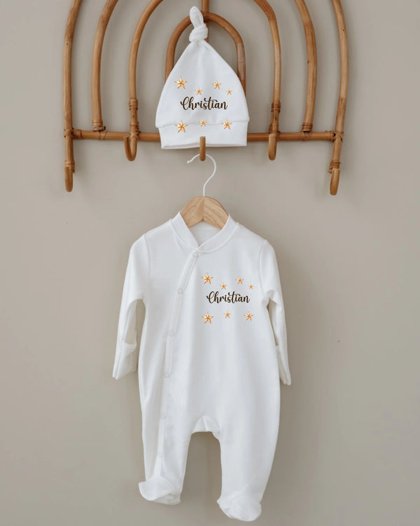 Minimalistisch boxpakje met naam voor baby, inclusief bijpassend mutsje en sterrenprint, geschikt voor 0-3 maanden.