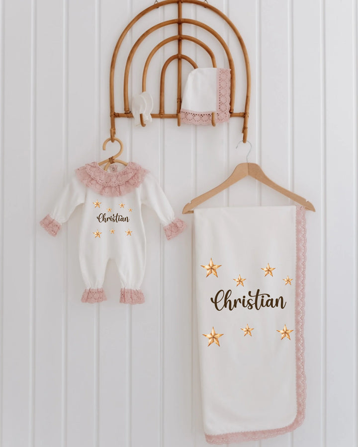 Minimalistische sterren babyset met romper, mutsje en dekentje, gepersonaliseerd met naam Christian.