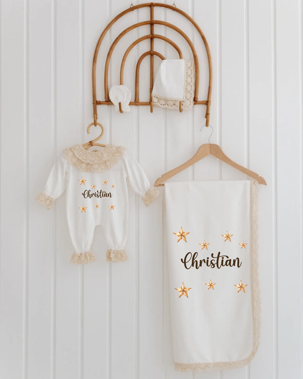 Minimalistische sterren babykleding voor newborn meisje, gepersonaliseerd met naam Christian, inclusief romper en dekentje.