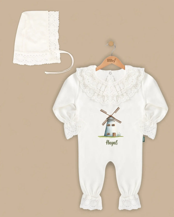 Stijlvol 2-delig kanten babypakje met naam en bijpassende muts, ideaal voor pasgeborenen.