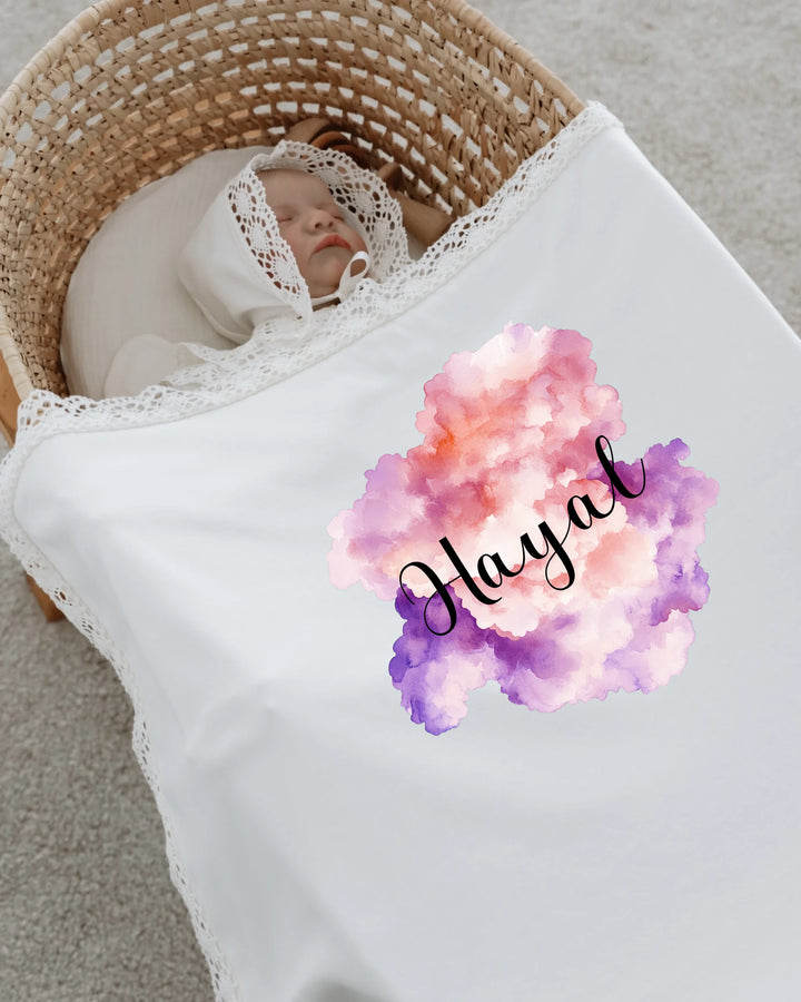 Elegante baby deken met pastel wolkenprint en naam Hayal, perfect voor newborn meisjes.