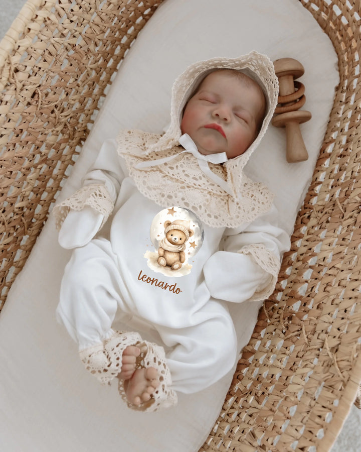 Zacht newborn set voor meisje met kantdetails en teddybeerprint, perfect voor een schattige outfit.