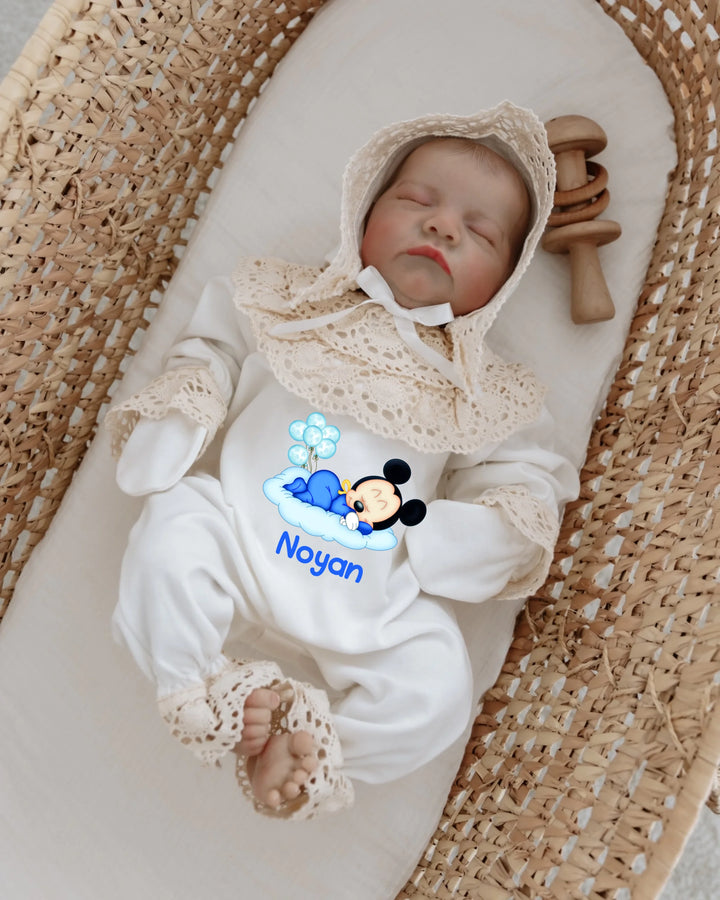 Slaapmuisje Blauw newborn set featuring personalized romper with sleeping mouse design, lace details, and soft colors.