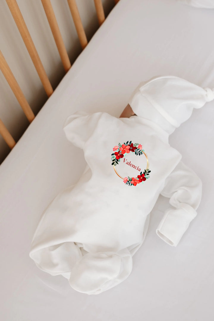 Wit newborn boxpakje met bloemige krans en naam Valentia, perfect voor pasgeborenen van 0-3 maanden.