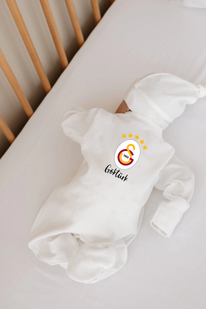 Newborn boxpakje met muts in wit voor Galatasaray fans, gepersonaliseerd met naam en clublogo.