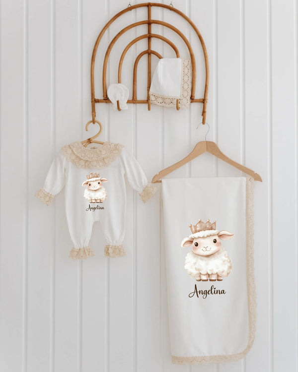 Lammeren 4-delige newborn kleding set voor meisjes met schattig lammetjesdesign en gepersonaliseerde naam.