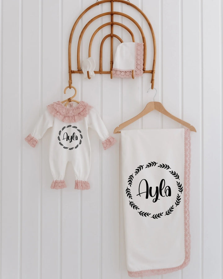 Minimalistisch newborn set voor meisjes met kantdetails en gepersonaliseerde naam, 4-delige babykleding
