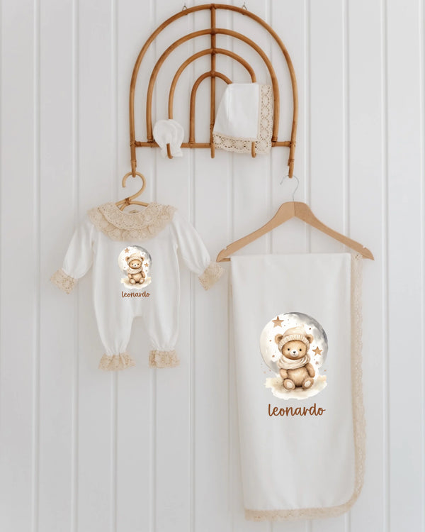 Teddybeer newborn clothing set for girls with lace details, including a romper and blanket personalized for Leonardo.