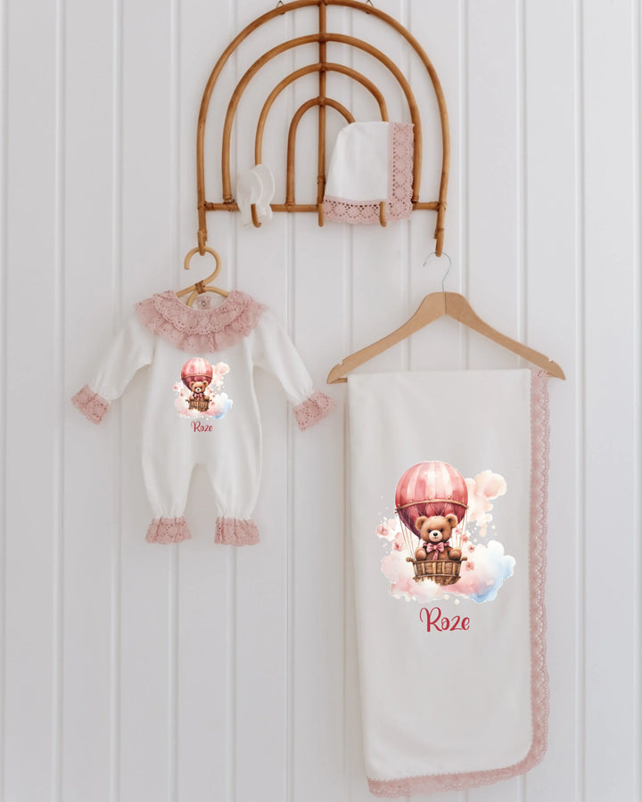 Roze teddyberen newborn set met naam, inclusief romper, dekentje en mutsje, versierd met luchtballon en kant.
