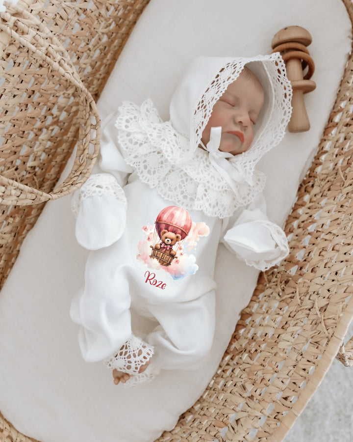 Schattig newborn geboortepakje met teddybeerprint en kant voor meisjes, gepersonaliseerd met naam.