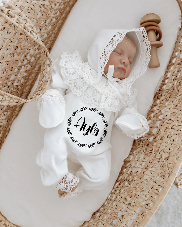 Gepersonaliseerde newborn set voor meisje met kantdetails, minimalistisch ontwerp en zwarte krans rond de naam Ayla.