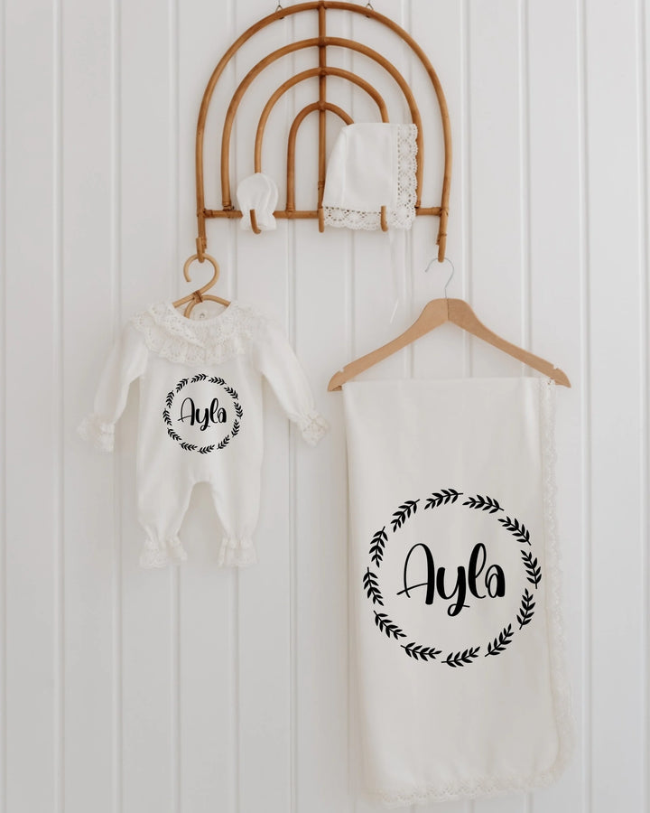 Minimale cirkel newborn set voor meisjes met kantdetails, inclusief romper en deken met naam Ayla.