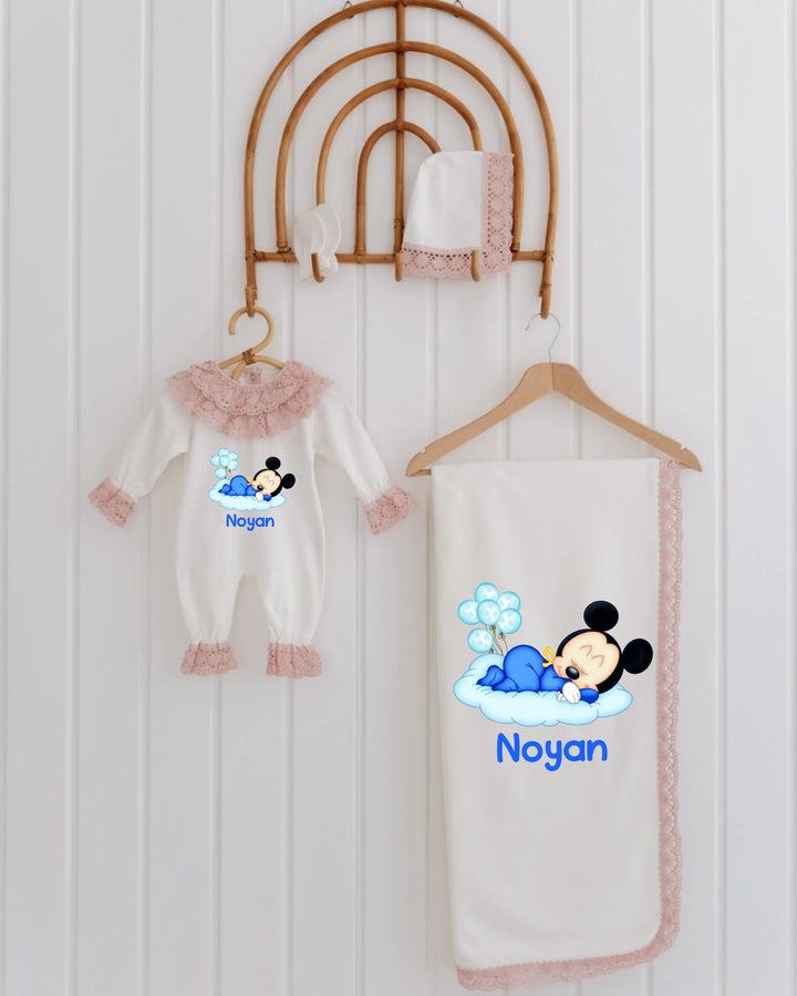 Slaapmuisje Blauw newborn outfit with personalized name, including romper, hat, and blanket with cute design.