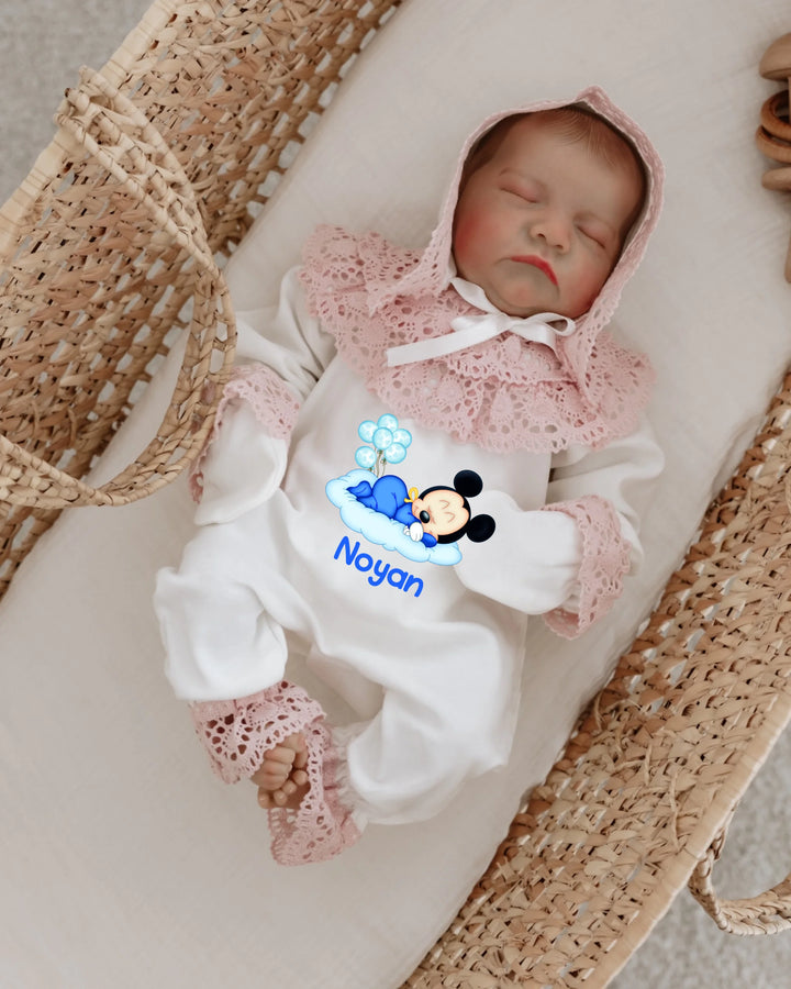 Slaapmuisje Blauw newborn set, schattige baby in een zachtblauwe outfit met kant en gepersonaliseerde naam.