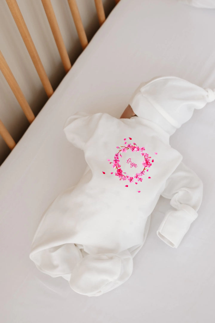 Roze kozijnen newborn setje met naam, boxpakje met bloemen en muts voor pasgeboren meisjes, comfortabel en persoonlijk.