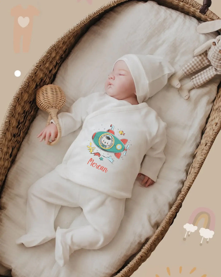 Slaapbaby in zachte biologische katoenen romper met onderzeeërprint, perfect voor comfort en stijl.