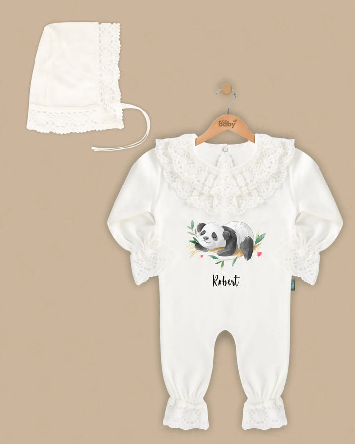 Panda Delight Kanten Babypakje met Naam, luxe en stijlvol babyensemble met panda-afbeelding.