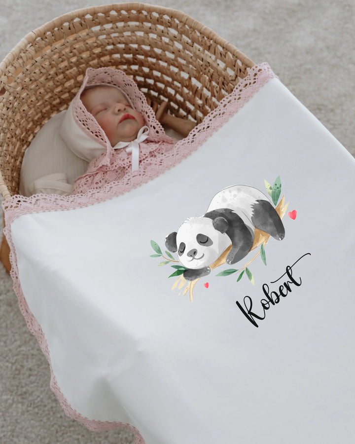 Schattige baby in een mand met een panda-deken en de naam Robert, perfect voor een geboortesetje.