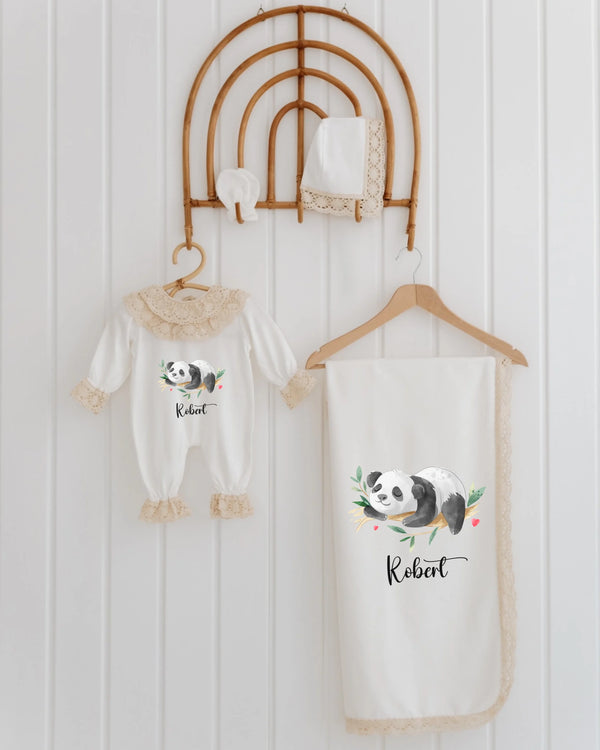 Gepersonaliseerde panda babyoutfit en dekentje met naam, perfect als kraamcadeau voor meisjes.